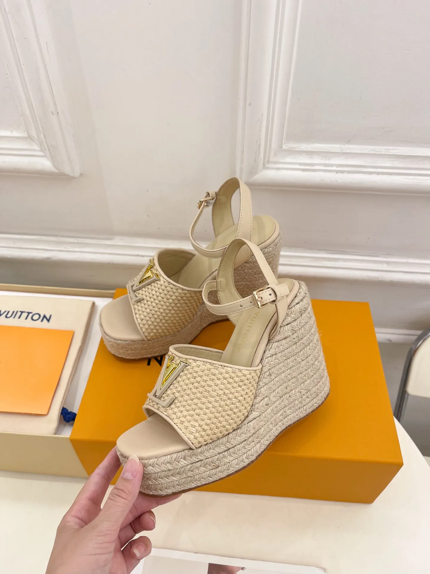 👟👟Ex-factory price 640👟👟 LV | Louis Vuitton 25𝐬𝐬 🧡💚2025 spring and summer new style top version‼ ️The original version is the same. The counter focuses on the latest LV ISOLA hollow hemp rope wedge sandals. New hard goods. ❥BS purchasing level! Full of high-end feel! A popular model among bloggers at home and abroad, it’s retro and fashionable and looks amazing on your feet! Mainly recommended model on the official website★ ━━━━━ ЅᏇєєt ━━━━━ ▪️Upper: original customized calfskin ▪️Lining: imported sheepskin ▪️Outsole: original molded outsole ▪️Heel height: 12cm, water platform 3.5cm ▪️Shoe size: 35-39 (40, 41 customized)
